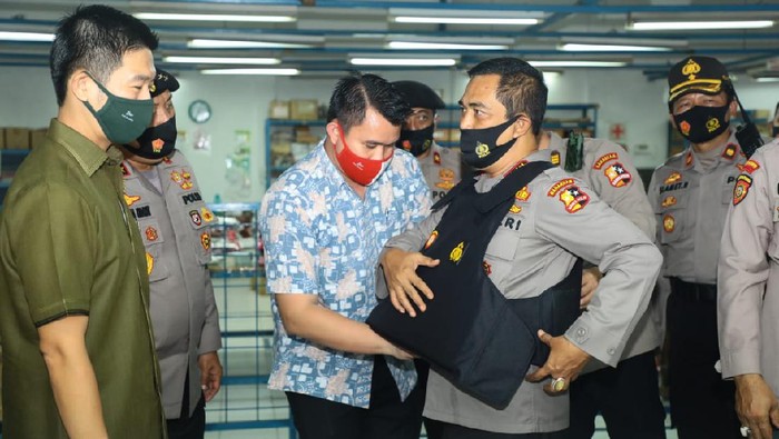 Kepala Badan Pemelihara Keamanan (Kabaharkam) Polri, Komjen Agus Andrianto, membeli 3.000 rompi antipeluru buatan dalam negeri.