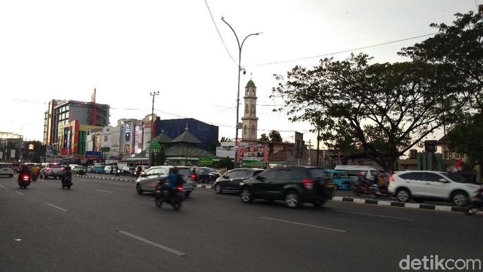 Kondisi Jalan di depan gedung DPRD Sulsel.