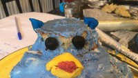 Ada yang bisa tebak kue ini menampilkan karakter apa? Mungkin harusnya burung yang menggemaskan, tapi jadinya malah super berantakan. Foto: Bright Side