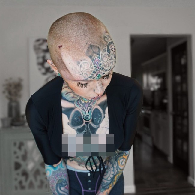 Implan tersebut dipasang di bagian dahi kanan dan kirinya sehingga menyerupai tanduk. Aku mendapatkan seni implan 3D di dahi dan dada yang dipasang oleh Ian Bell dengan silikon implan yang dirancang oleh Steve Haworth, ujar Lina yang menyebut bahwa nama-nama tersebut adalah ahli implan seni 3D, seperti dikutip dari Daily Star.  Foto: Instagram