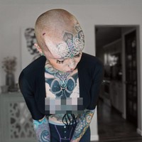 Implan tersebut dipasang di bagian dahi kanan dan kirinya sehingga menyerupai tanduk. Aku mendapatkan seni implan 3D di dahi dan dada yang dipasang oleh Ian Bell dengan silikon implan yang dirancang oleh Steve Haworth, ujar Lina yang menyebut bahwa nama-nama tersebut adalah ahli implan seni 3D, seperti dikutip dari Daily Star.  Foto: Instagram