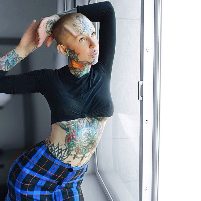 Untuk mendapatkan penampilannya seperti saat ini, wanita asal Jerman itu memakan biaya yang cukup besar. Dia mengaku telah merogoh kocek hingga Rp 700 juta. Foto: dok. Instagram