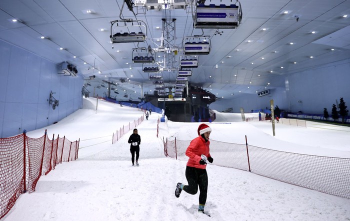 DUBAI, UNITED ARAB EMIRATES - AUGUST 14:Runners compete in the DXB Snow Run during DXB Snow Week at Ski Dubai on August 14, 2020 in Dubai, United Arab Emirates. (Photo by Francois Nel/Getty Images)
