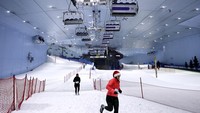 Para pelari berkompetisi dalam acara DXB Snow Run yang menjadi bagian DXB Snow Week di Ski Dubai, Dubai, Uni Emirat Arab.