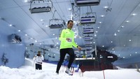 Para peserta ditantang untuk berlari dalam perlombaan sepanjang 3 km di Ski Dubai yang bersuhu -4 derajat.