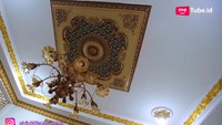 Rumah tersebut didominasi dengan warna putih dan gold. Foto: YouTube Alvin and Friends