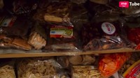 Di rumah, Mamah Dedeh memang menyediakan makanan yang bisa dimakan siapa saja yang membutuhkan. Foto: YouTube Alvin and Friends