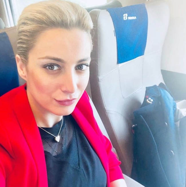 Dia tahu betul dia akan difoto oleh banyak paparazzi setelah dia keluar dari pesawat jet, ungkap Livio Colombo yang merupakan editor majalah Oggi kepada The Times. Marta menggunakan dress yang seperti keluar pedesaan seabad lalu, memberi kesan dia dan Berlusconi ingin terlihat tradisional sebagai respon kepada hubungan modern Pascale dengan wanita lain, tambahnya. Hal serupa juga diberitakan koran Il Messaggero bahwa Berlusconi pura-pura terkejut dengan para fotografer yang mengambil gambarnya bersama Martha untuk menunjukkan bahwa ia punya kehidupan baru. Foto: Instagram @mf9milan