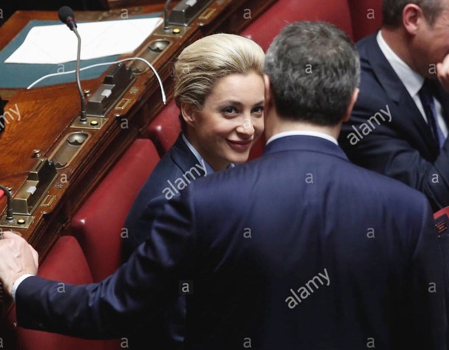 Untuk pertama kalinya Berlusconi dan Martha terlihat bergandengan tangan di depan para juru kamera. Banyak media memberitakan jika mantan Perdana Menteri Italia yang juga pernah jadi presiden AC Milan tersebut sengaja menampilkannya untuk balas dendam kepada mantan tunangan. Foto: Instagram @mf9milan