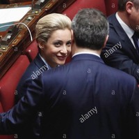 Untuk pertama kalinya Berlusconi dan Martha terlihat bergandengan tangan di depan para juru kamera. Banyak media memberitakan jika mantan Perdana Menteri Italia yang juga pernah jadi presiden AC Milan tersebut sengaja menampilkannya untuk balas dendam kepada mantan tunangan. Foto: Instagram @mf9milan