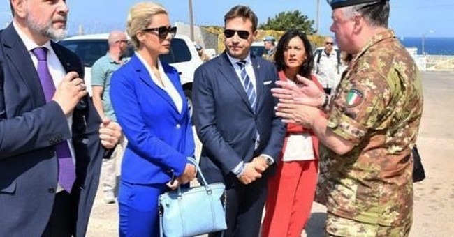 Francesa yang juga jauh lebih muda dari Berlusconi dikabarkan tengah menjalin hubungan dengan wanita bernama Paola Turci, seorang penyanyi. Karena itu, tampaknya bos media terbesar di Italia tersebut merasa tidak mau kalah dan ingin balas dendam dengan menunjukkan kemesraannya bersama pacar baru. Foto: Instagram @mf9milan