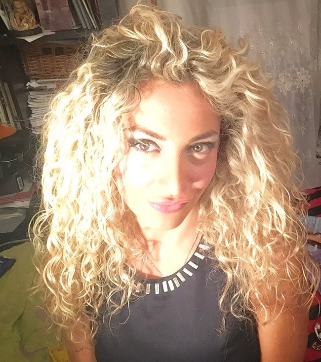 Beberapa waktu lalu Silvio Berlusconi tertangkap kamera paparazi tengah menggandeng pacar barunya, Martha Fascina. Hubungan mereka jadi perbincangan karena perbedaan usia yang terpaut 53 tahun. Foto: Instagram @mf9milan