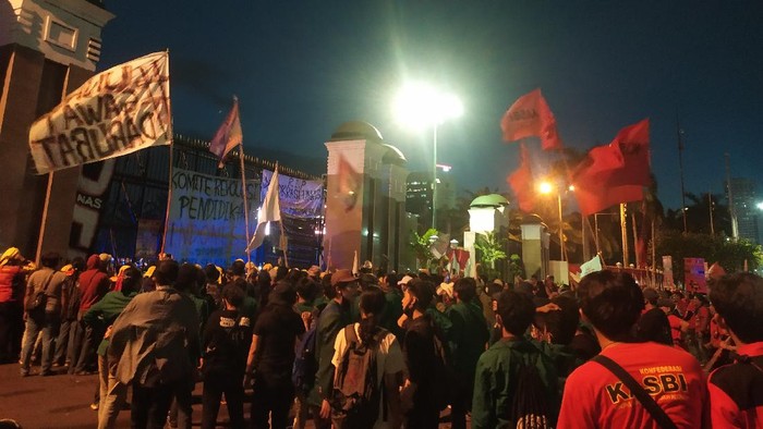 Masa demonstrasi tolak omnibus law bergerak ke depan gedung DPR.