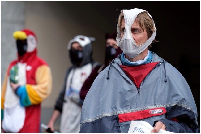 Pria yang satu ini terlihat mengenakan masker dari celana dalam wanita yang berwarna putih ketika sedang mengikuti aksi protes terhadap isolasi diri di Jerman. Bagaimana menurutmu? Foto: Reuters