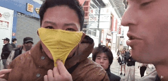 Pria asal Jepang yang tidak disebutkan namanya ini juga kedapatan tengah menggunakan masker yang berasal dari celana dalam wanita. Padahal sebenarnya masker dari pakaian dalam wanita ini tentu saja tidak sesuai dengan standar medis dan bisa membuatmu lebih berisiko terkena virus Corona. Foto: Streamlabs
