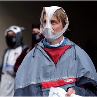 Pria yang satu ini terlihat mengenakan masker dari celana dalam wanita yang berwarna putih ketika sedang mengikuti aksi protes terhadap isolasi diri di Jerman. Bagaimana menurutmu? Foto: Reuters