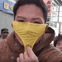 Pria asal Jepang yang tidak disebutkan namanya ini juga kedapatan tengah menggunakan masker yang berasal dari celana dalam wanita. Padahal sebenarnya masker dari pakaian dalam wanita ini tentu saja tidak sesuai dengan standar medis dan bisa membuatmu lebih berisiko terkena virus Corona. Foto: Streamlabs