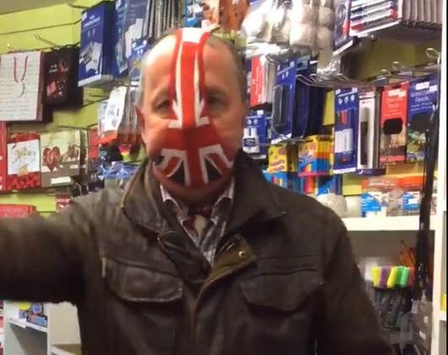 Seorang penjaga toko souvenir bernama Mike Watts ini sempat menjadi viral setelah dirinya mengunggah sebuah video. Video itu memperlihatkan bagaimana cara dirinya menggunakan celana dalam g-string wanita sebagai alternatif untuk dijadikan masker penutup wajah. Foto: Mike Watts