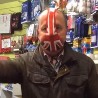 Seorang penjaga toko souvenir bernama Mike Watts ini sempat menjadi viral setelah dirinya mengunggah sebuah video. Video itu memperlihatkan bagaimana cara dirinya menggunakan celana dalam g-string wanita sebagai alternatif untuk dijadikan masker penutup wajah. Foto: Mike Watts