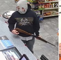 Pria 26 tahun bernama Shawn McCormick ini sempat ditangkap dan ditahan karena kedapatan melakukan pencurian di sebuah pom bensin. Kocaknya, Shawn menggunakan celana dalam berwarna abu-abu sebagai masker untuk menutupi wajahnya.  Foto: Moberly Police Department