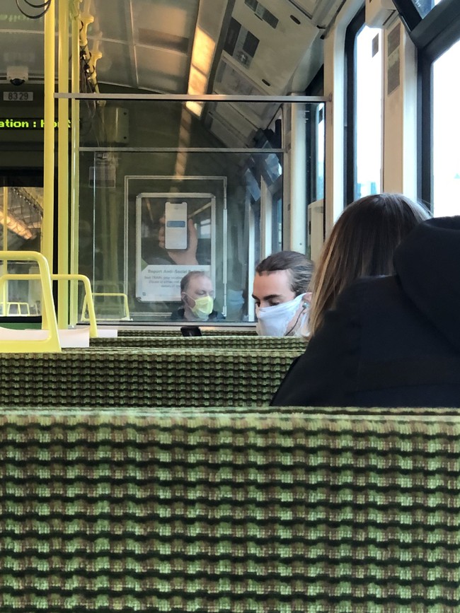 Pria yang satu ini viral setelah foto dirinya diunggah oleh salah satu netizen di Twitter. Dari jauh tampak sang pria sedang menggunakan masker yang terbuat dari celana dalam wanita. Tidak sedikit netizen yang kemudian mengomentari foto tersebut dan membuatnya sebagai bahan candaan. Foto: Twitter @CianBrady96