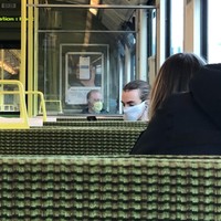 Pria yang satu ini viral setelah foto dirinya diunggah oleh salah satu netizen di Twitter. Dari jauh tampak sang pria sedang menggunakan masker yang terbuat dari celana dalam wanita. Tidak sedikit netizen yang kemudian mengomentari foto tersebut dan membuatnya sebagai bahan candaan. Foto: Twitter @CianBrady96