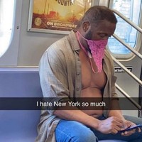 Sama seperti pria-pria sebelumnya, pria yang satu ini juga kedapatan tengah menggunakan celana dalam g-string wanita berwarna merah muda untuk dijadikan masker. Foto ini kemudian diambil oleh seorang penumpang lain yang sedang berada dalam transportasi umum yang sama dengan si pria. Foto: Instagram @subwaycreatures