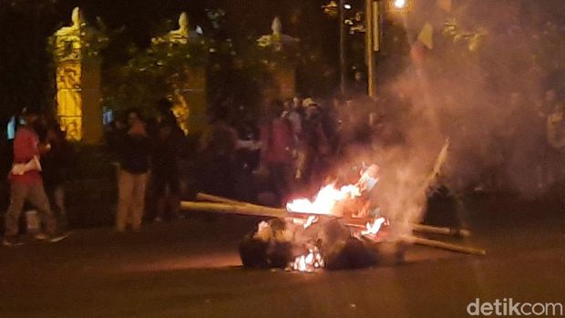 Massa aksi blokir jalan simpang tiga UIN Yogya dan bakar ban, Jumat (14/8/2020).