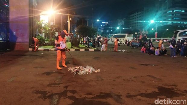 Massa demo di depan Gedung DPR bubar.