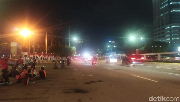 Massa demo di depan Gedung DPR bubar.
