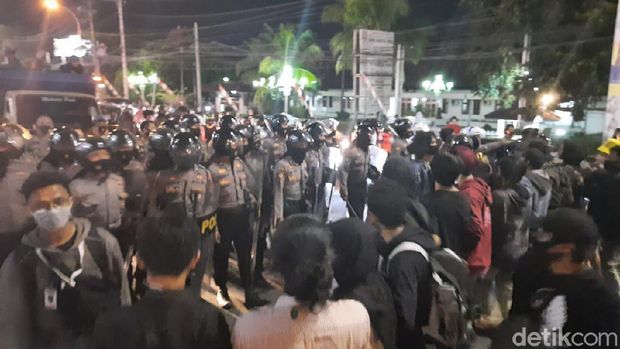 Massa Gejayan Memanggil bersitegang dengan warga di simpang tiga UIN Sunan Kalijaga, Sleman, DI Yogyakarta, Jumat (14/8/2020).