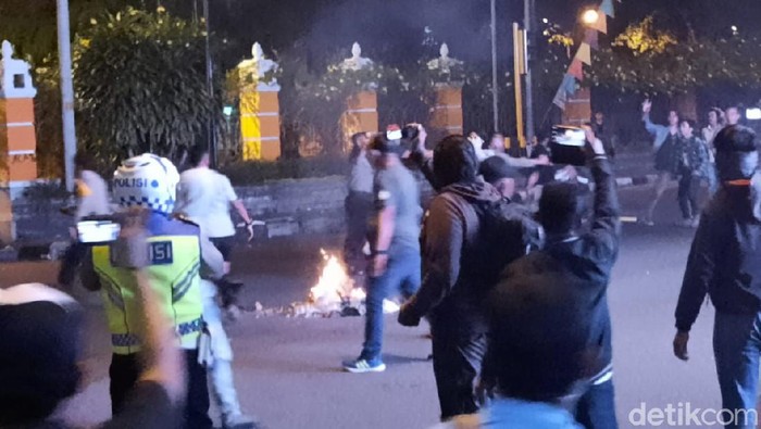 Massa Gejayan Memanggil bersitegang dengan warga di simpang tiga UIN Sunan Kalijaga, Sleman, DI Yogyakarta, Jumat (14/8/2020).