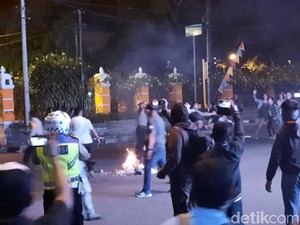Usai Bersitegang dengan Warga, Massa Gejayan Memanggil Bubarkan Diri