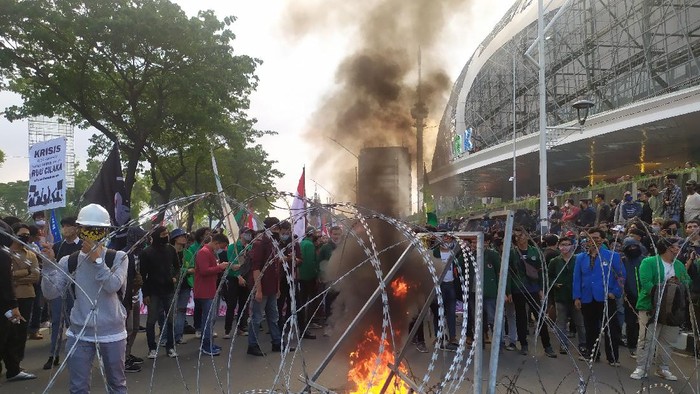 Massa Mahasiswa Bakar Ban di Jalan Gerbang Pemuda, Jakpus