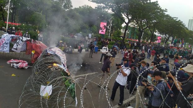 Massa Mahasiswa Bakar Ban di Jalan Gerbang Pemuda, Jakpus