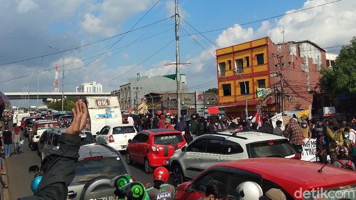 Massa tolak omnibus law berunjuk rasa di depan Gedung DPRD Sulsel (Hermawan-detikcom).