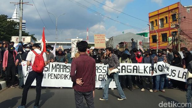 Massa tolak omnibus law berunjuk rasa di depan Gedung DPRD Sulsel (Hermawan-detikcom).