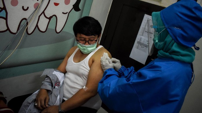 Tim Riset Uji Klinis Vaksin COVID-19 mulai melakukan penyuntikan vaksin bagi para relawan. Proses penyuntikan itu dilakukan di Bandung.