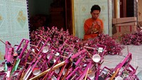 Pantauan detikcom saat berkunjung di sentra perajin kitiran atau baling-baling mainan tradisional tampak setiap rumah warga menjual mainan tradisional, Jumat (14/8/2020). Mulai dari kitiran, tarikan, hingga layangan. Mainan anak-anak ada di rumah setiap warga.
