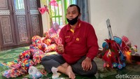 Selama pandemi virus Corona ini Sumarno mengaku sangat terdampak. Biasanya dalam satu bulan bisa mendapatkan pendapatan hingga Rp 4 juta, kini selama pandemi untuk satu bulan hanya mendapatkan penghasilan Rp 500 ribu. Itu pun terbilang susah. Sumarno pun berharap agar pandemi ini segera selesai. Sehingga penjualan mainan tradisional ini kembali normal.