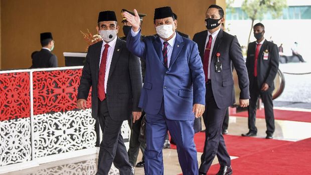 Menteri Pertahanan Prabowo Subianto (tengah) bersama Sekjen Partai Gerindra Ahmad Muzani (kiri) tiba di lokasi sidang tahunan MPR dan Sidang Bersama DPR-DPD di Komplek Parlemen, Senayan, Jakarta, Jumat (14/8/2020). ANTARA FOTO/Galih Pradipta/pras.