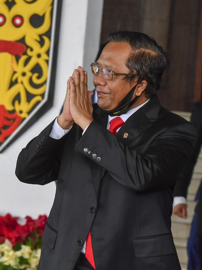 Menko Polhukam Mahfud MD (kanan) bersama Wakil Ketua DPR Muhaimin Iskandar memberi salam seusai mengikuti sidang tahunan MPR dan Sidang Bersama DPR-DPD di Kompleks Parlemen, Senayan, Jakarta, Jumat (14/8/2020). ANTARA FOTO/Galih Pradipta/pras.