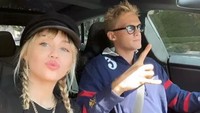 Usai Miley memutuskan bercerai dengan Liam dan putus dari pacar wanitanya, Kaitlyn Carter, ia pun beralih ke pelukan Cody Simpson. Dok. Instagram