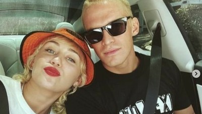 Miley Cyrus dan Cody Simpson Putus, Lihat Momen Mesranya Yuk