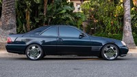 Terlihat tidak banyak perubahan terjadi pada mobil ini sejak dimiliki Michael Jordan. Mobil ini punya badan lebar yang dilengkapi bodi kit, roda monoblok, dan knalpot ganda. Untuk urusan dapur pacu, mobil ini dilengkapi dengan mesin V12 berkapasitas 6.0 liter yang menghasilkan 389 tenaga kuda. Foto: Pool (Autoevolution)