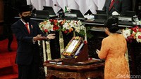Momen tersebut disaksikan Ketua DPD La Nyalla Mattalitti pada pembukaan masa persidangan I DPR tahun 2020-2021 di Kompleks Parlemen, Senayan, Jakarta, Jumat (14/8/2020).