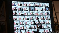 Sebanyak 98 anggota DPR menghadiri sidang secara fisik, dan 231 virtual.