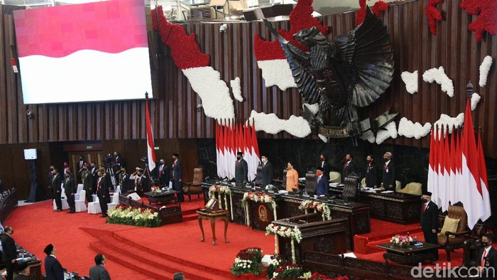 Presiden Joko Widodo menyerahkan RUU tentang APBN tahun anggaran 2021 beserta nota keuangan dan dokumen pendukungnya kepada Ketua DPR Puan Maharani.
