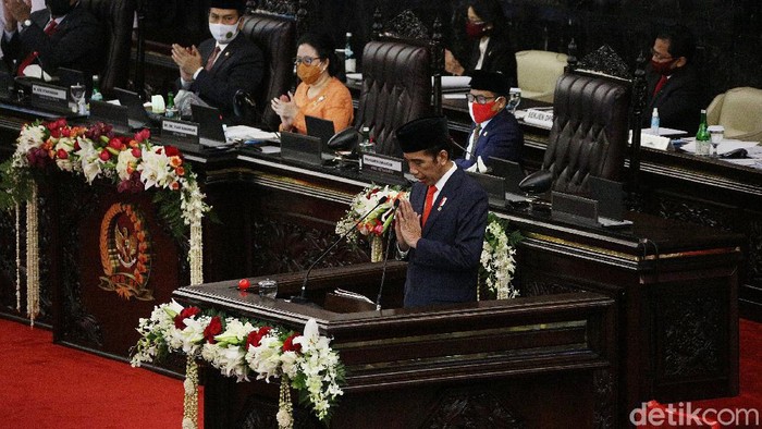 Presiden Joko Widodo menyerahkan RUU tentang APBN tahun anggaran 2021 beserta nota keuangan dan dokumen pendukungnya kepada Ketua DPR Puan Maharani.
