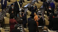 Jokowi tampak berbincang dan menyapa sejumlah anggota DPR sebelum keluar ruangan.